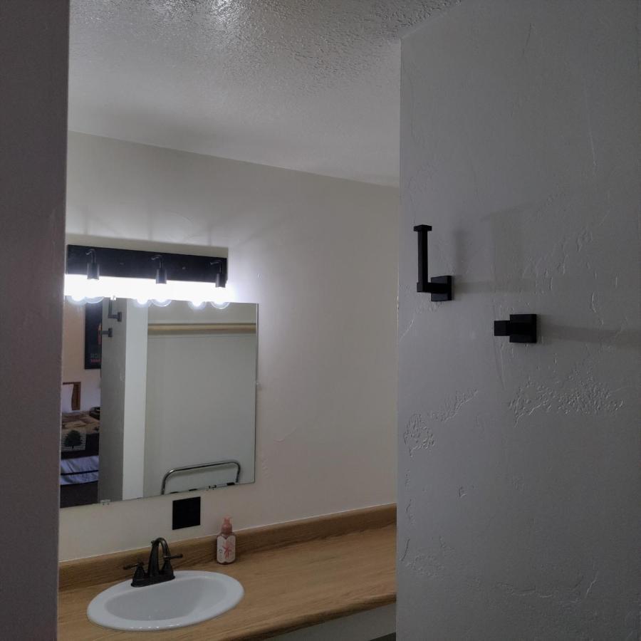 High Desert Inn 萨莱纳 外观 照片