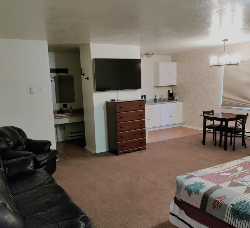 High Desert Inn 萨莱纳 外观 照片