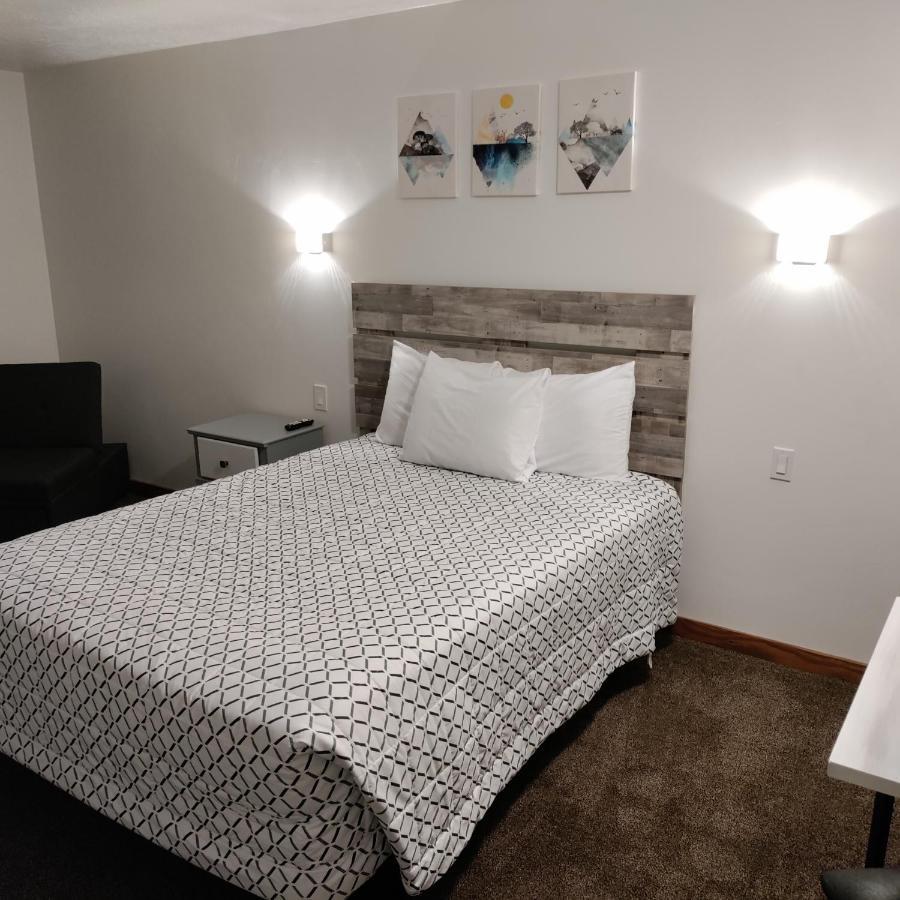 High Desert Inn 萨莱纳 外观 照片