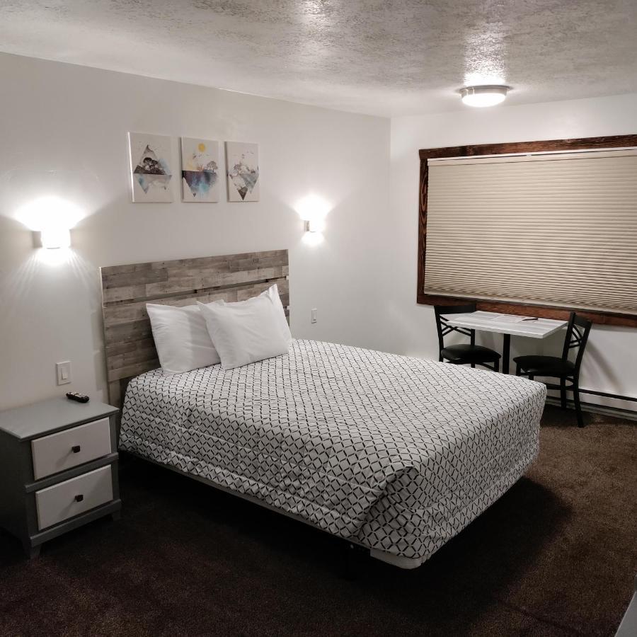 High Desert Inn 萨莱纳 外观 照片