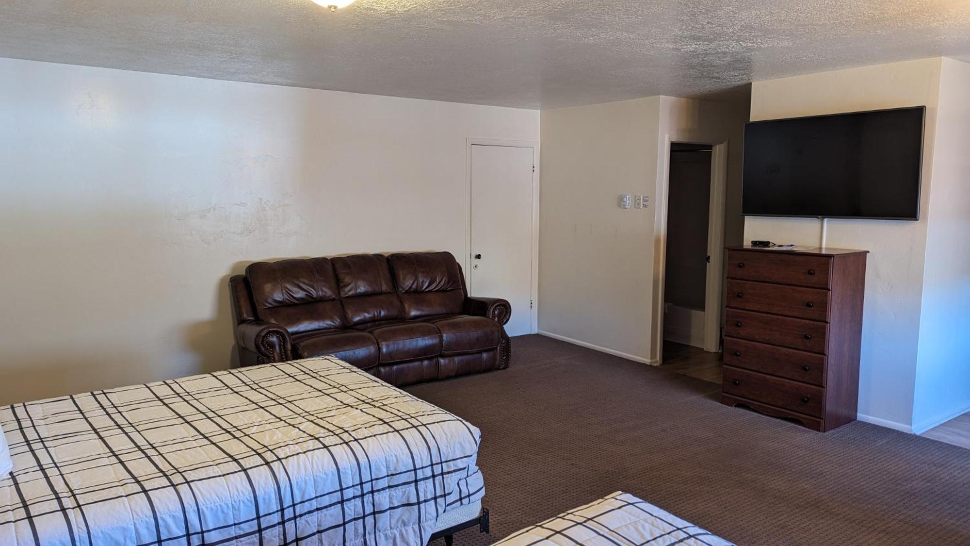 High Desert Inn 萨莱纳 外观 照片