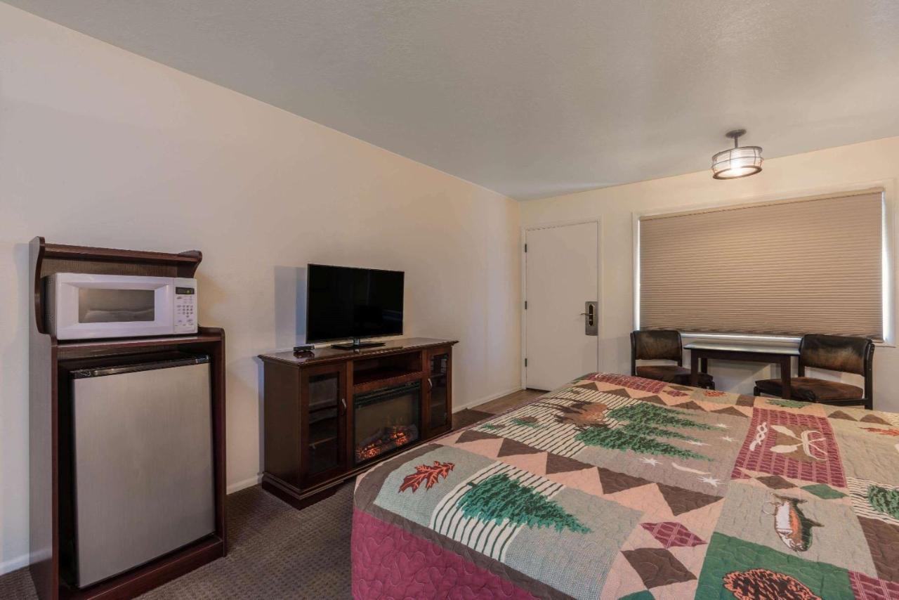 High Desert Inn 萨莱纳 外观 照片